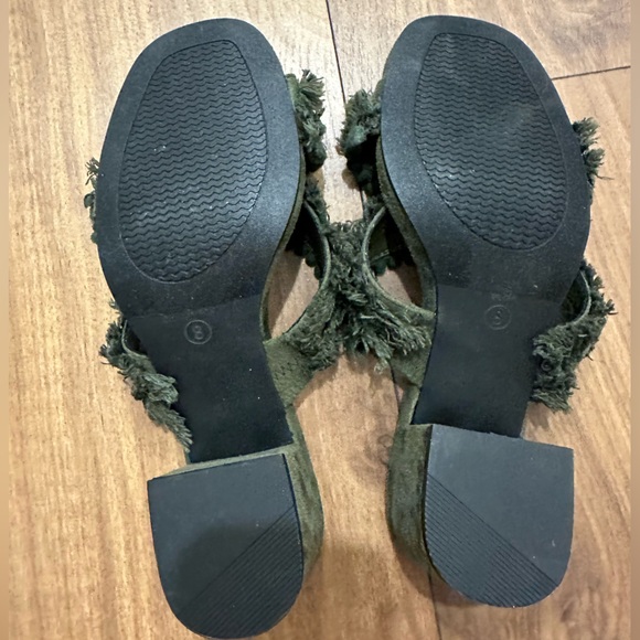 Size 8, Army green block heel sandals - Picture 4 of 4